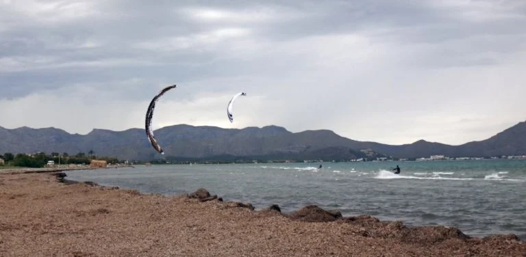 1_kitesurfen_mallorca_www_mallorcakiteschool com viento en España