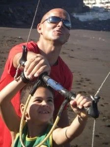 2 kitesurfen-mallorca-kiteschule-kinder-224x300