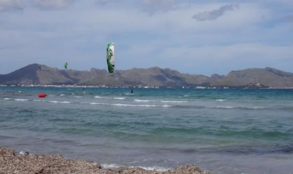 3-kitesurfing in-Mallorca-Mitch-crossing Pollensa bay