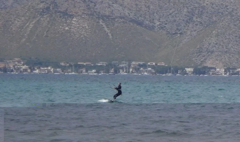 9-Sofie-Flysurfer-kitesurf en-school-wind-auf-mallorca-