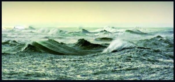 olas en el mar y viento fuerte