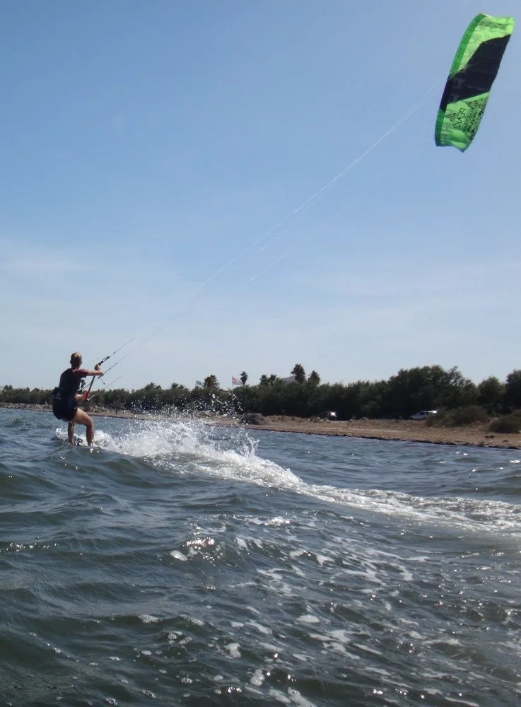18-In-beide-Richtungen-und-nach-2-Stunden-Kitesurfen-lernen