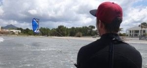 8 relanzando el kite cursos de kitesurf en Mallorca