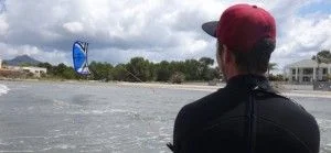 8 relanzando el kite cursos de kitesurf en Mallorca