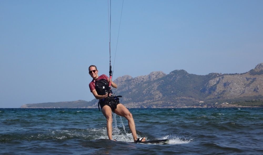 8-watch-her-face-Svenja-kitesurfen auf mallorca