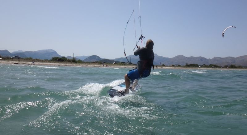 2 se-aleja-navegando-viento en Mallorca Andrea aprende con mallorca kiteschool