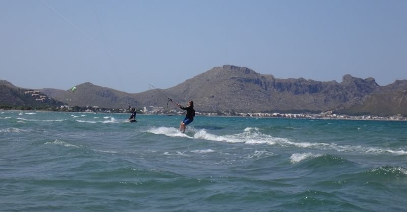 3-Andrea-comienza-la-ceñida- curso de kite en Mallorca